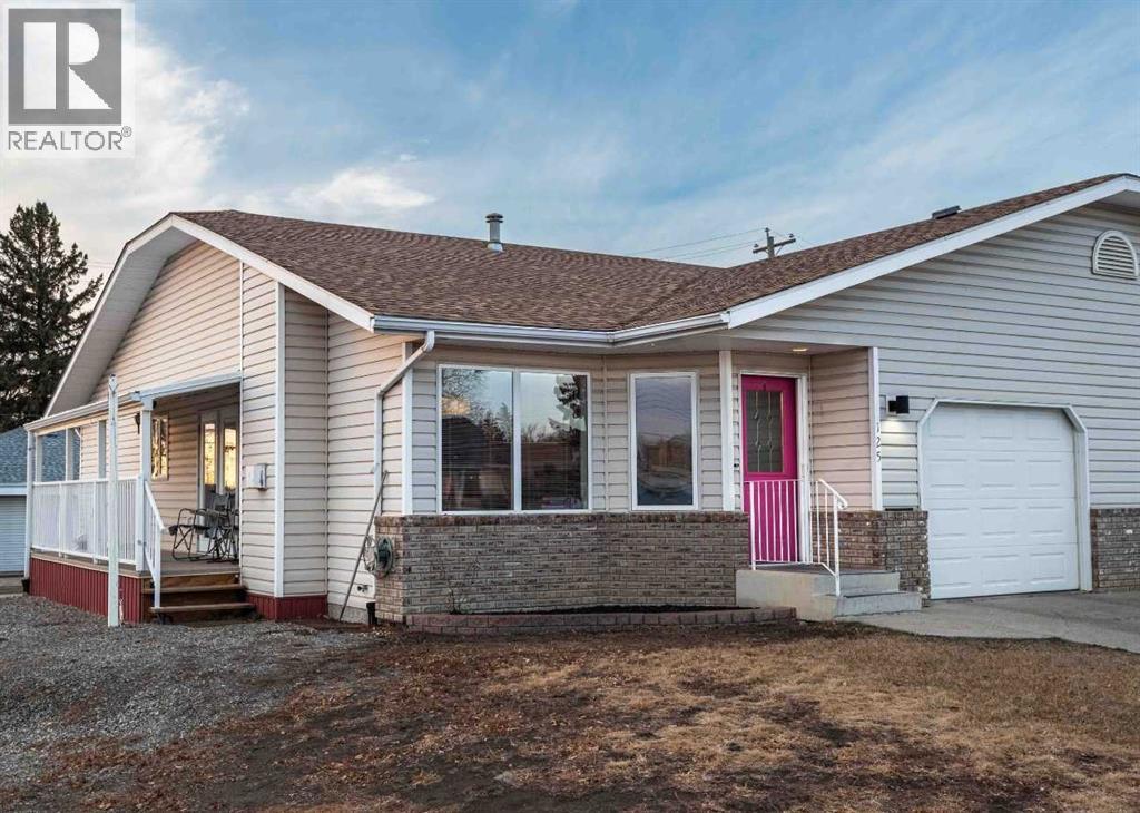 125 3 Avenue NE - Photo 2 of 33, Three Hills, Alberta