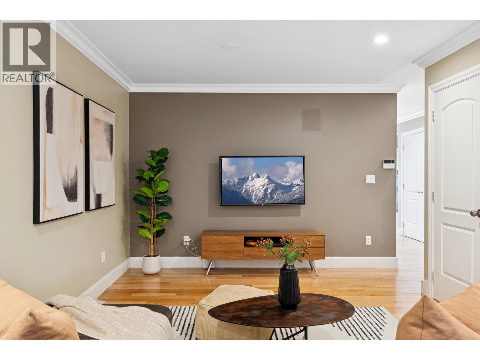 353 E 5TH STREET, North Vancouver