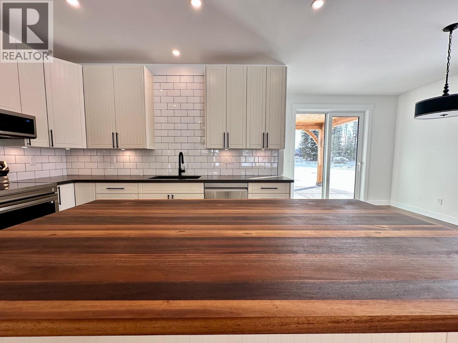 1040 PARKSIDE Avenue, Smithers