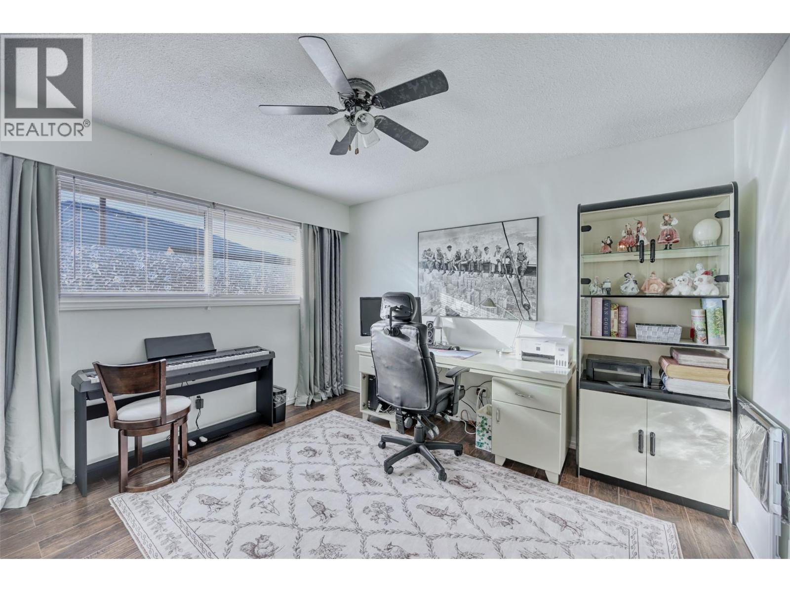 3 Finch Cres. Crescent - 6