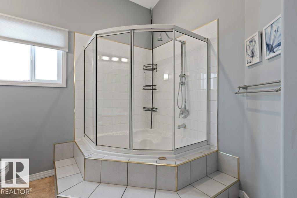 8 OSBORNE CL, St. Albert