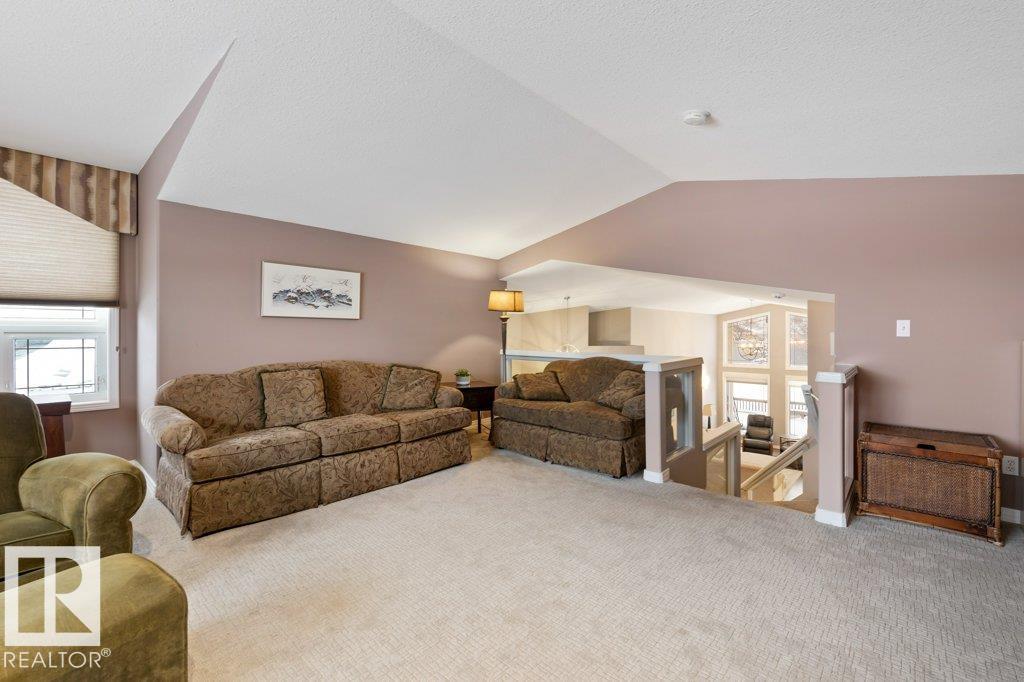 8 OSBORNE CL, St. Albert