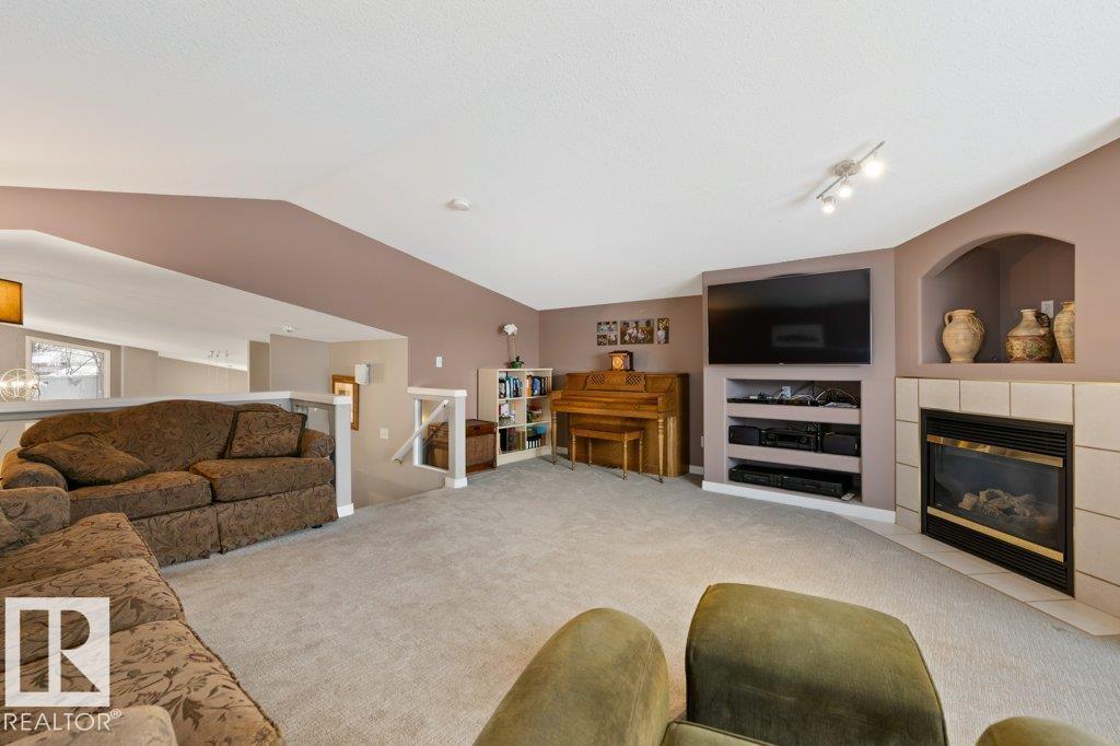 8 OSBORNE CL, St. Albert