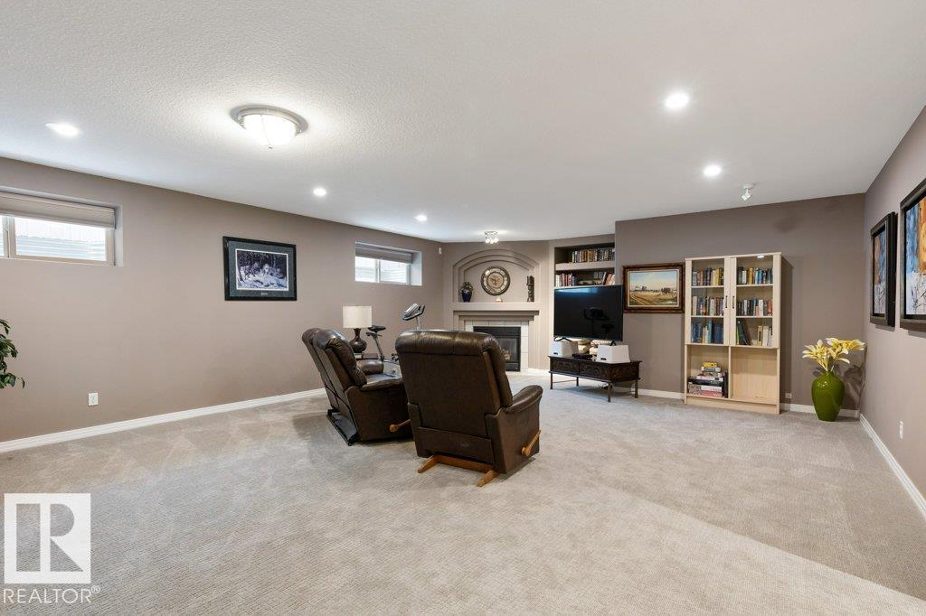 8 OSBORNE CL, St. Albert