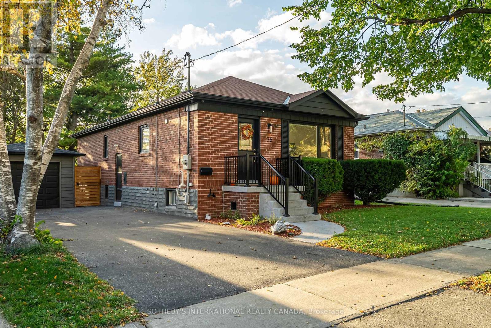 38 VAUXHALL DRIVE - Photo 3 of 47, Toronto (Dorset Park), Ontario