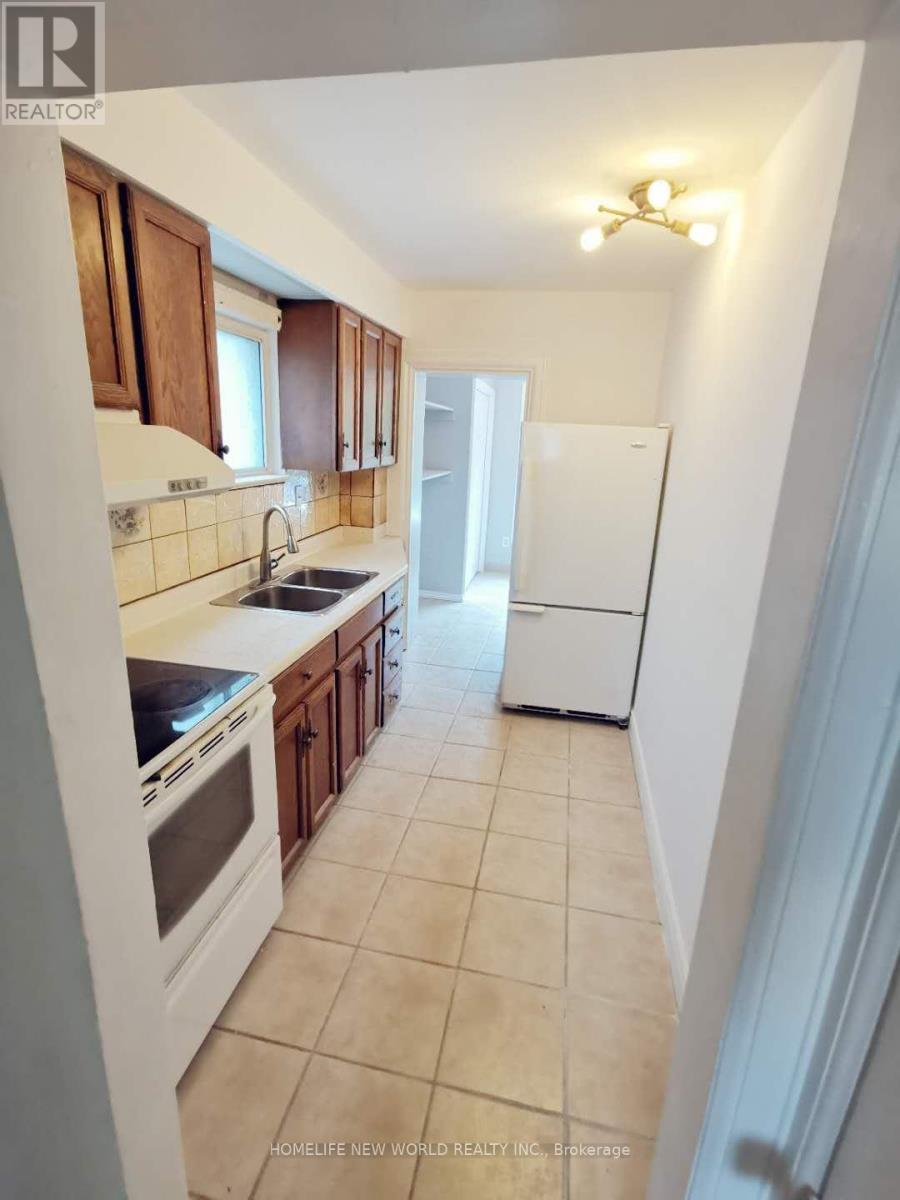 4 GOLDWIN B2 AVENUE - Photo 2 of 9, Toronto (Mount Dennis), Ontario