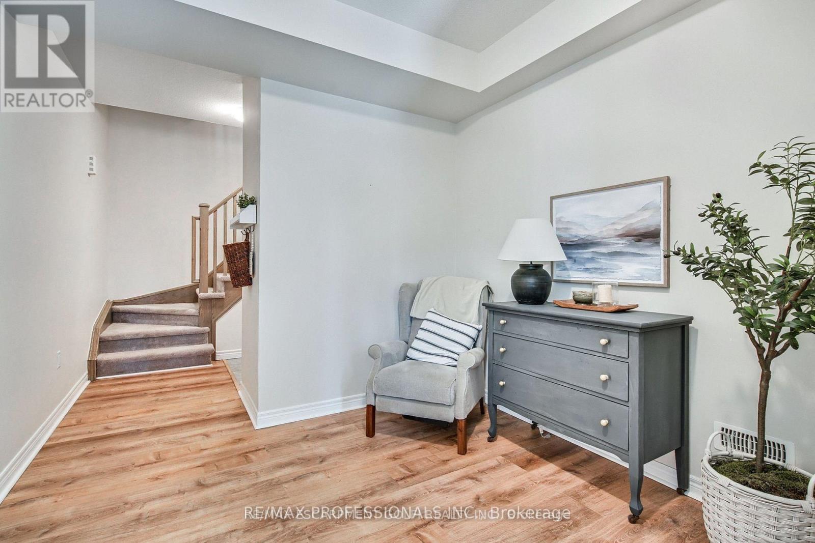 9 PIPE AVENUE - Photo 5 of 40, Hamilton (Meadowlands), Ontario