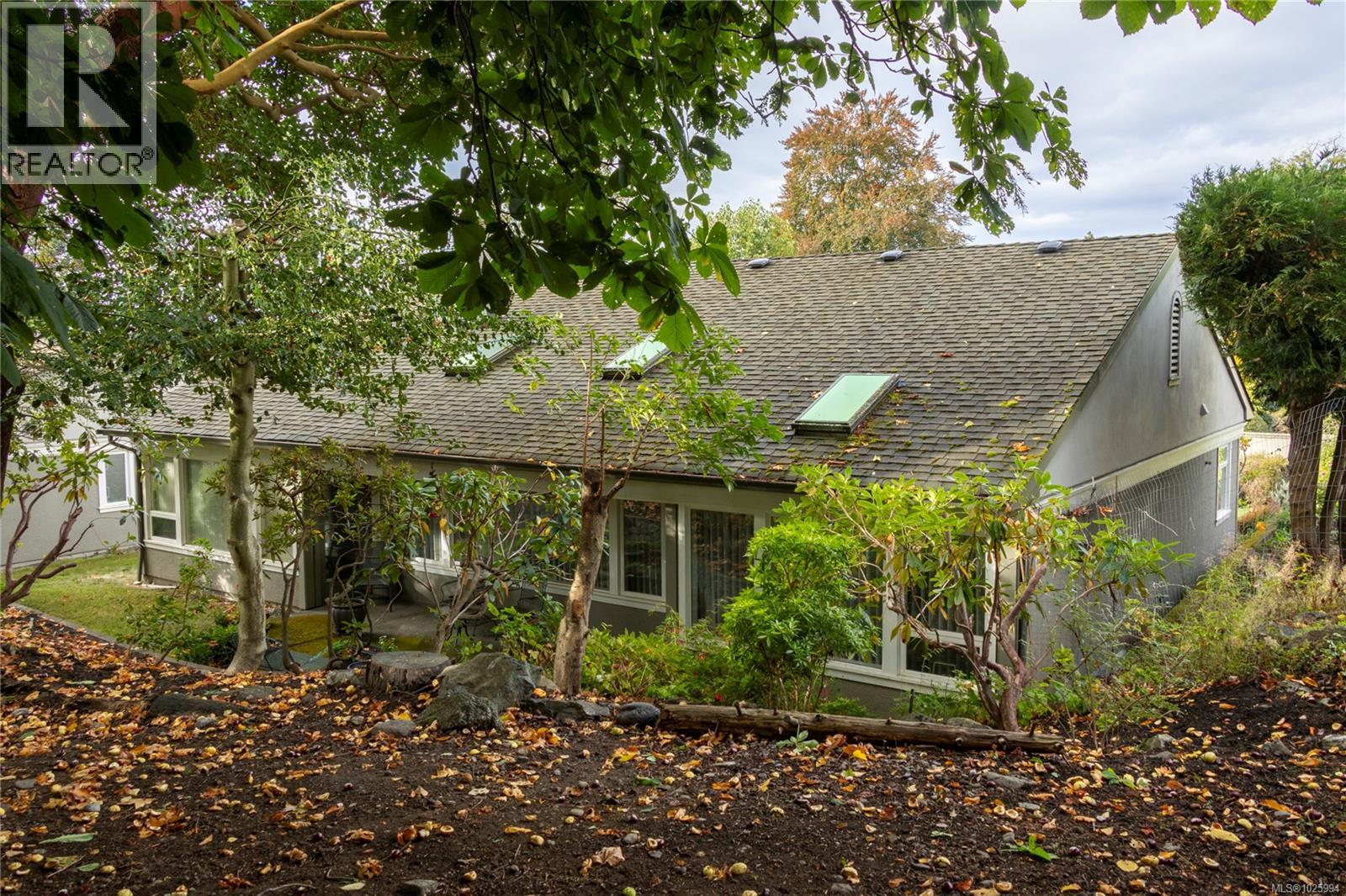 #6 735 Moss St - 1