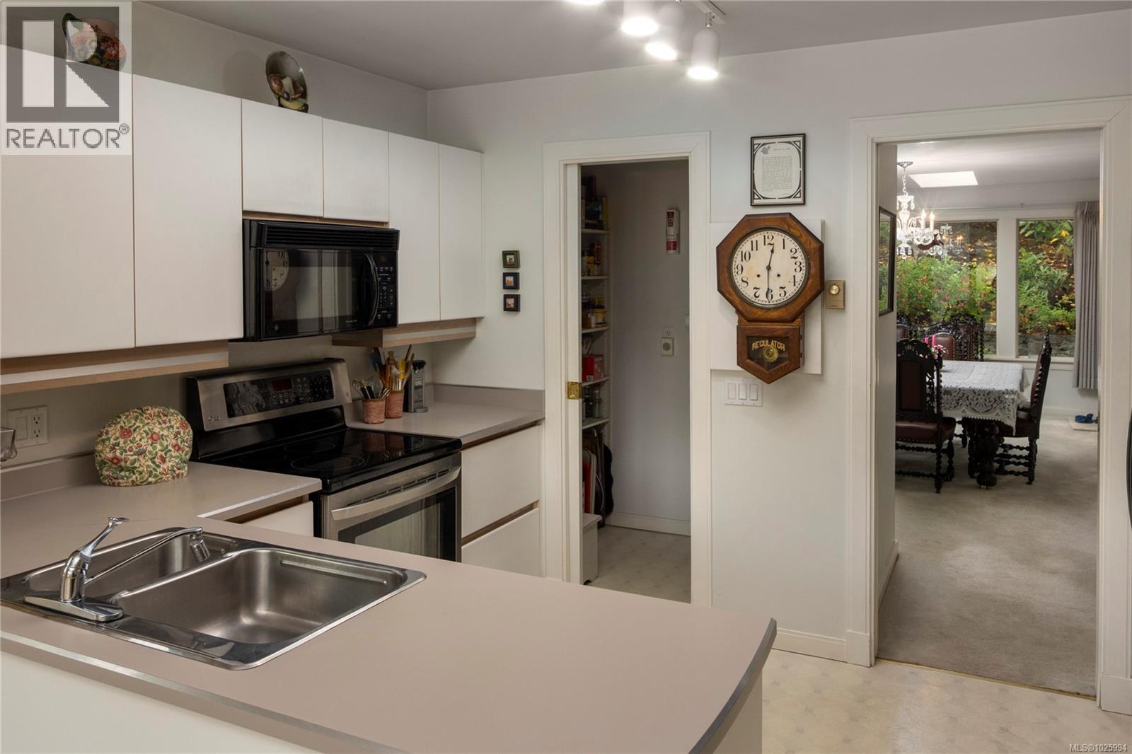 6 735 Moss Street, Victoria