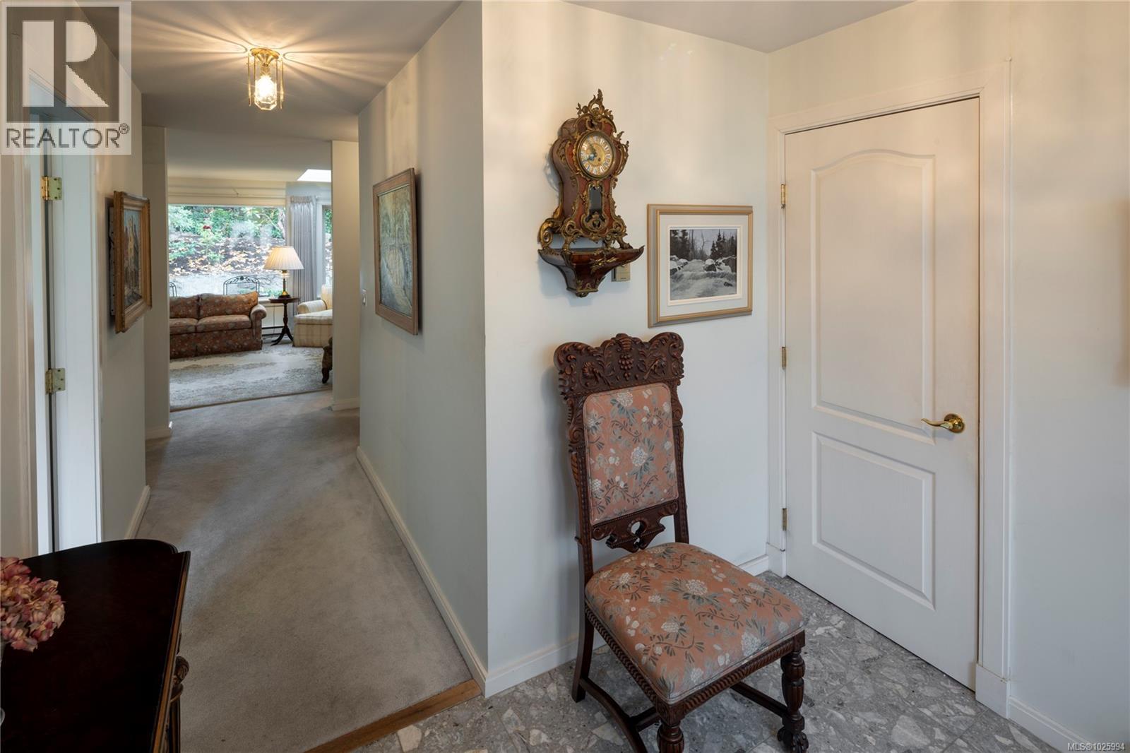 #6 735 Moss St - 14