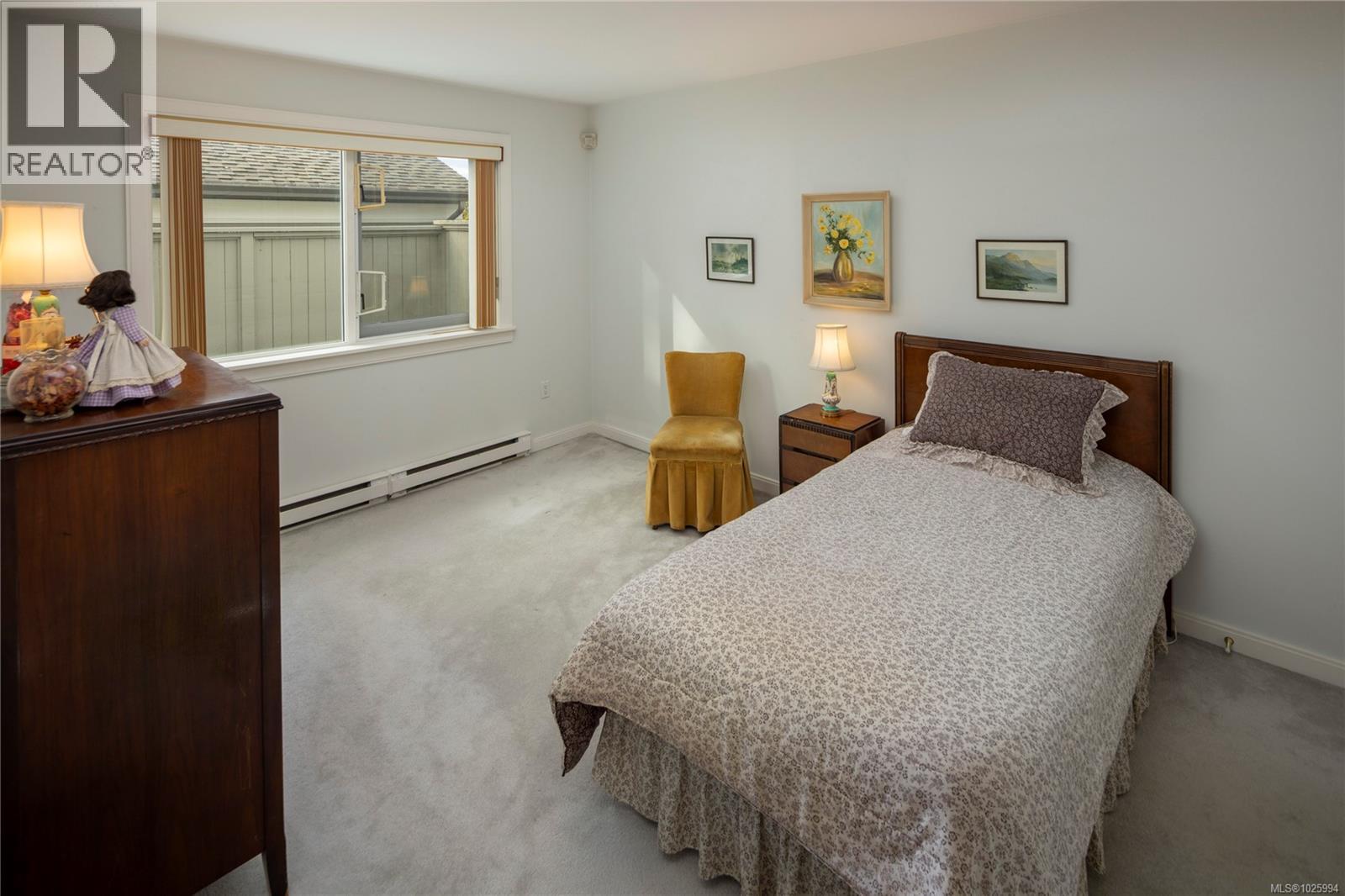 6 735 Moss Street, Victoria