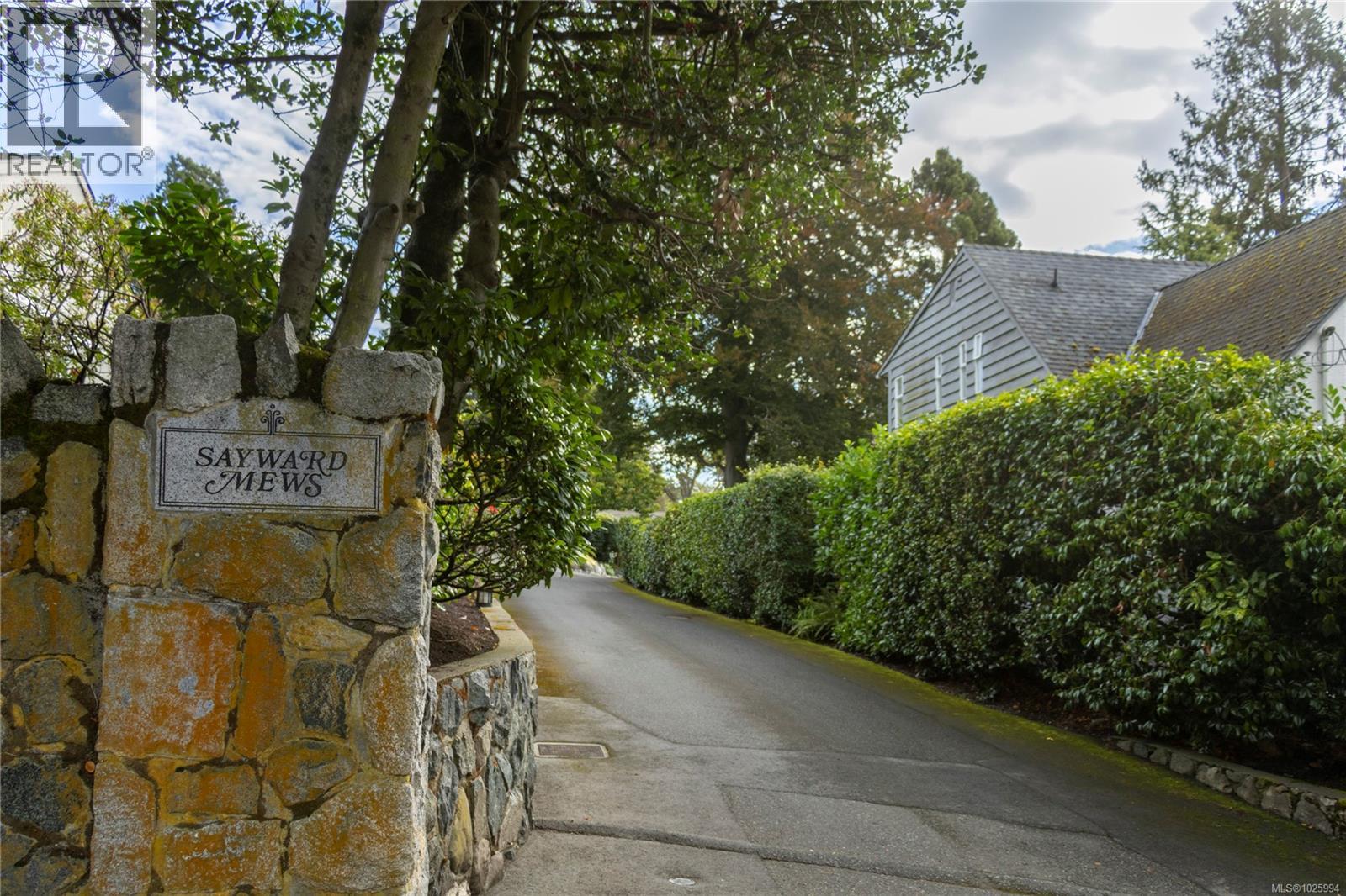 6 735 Moss Street, Victoria