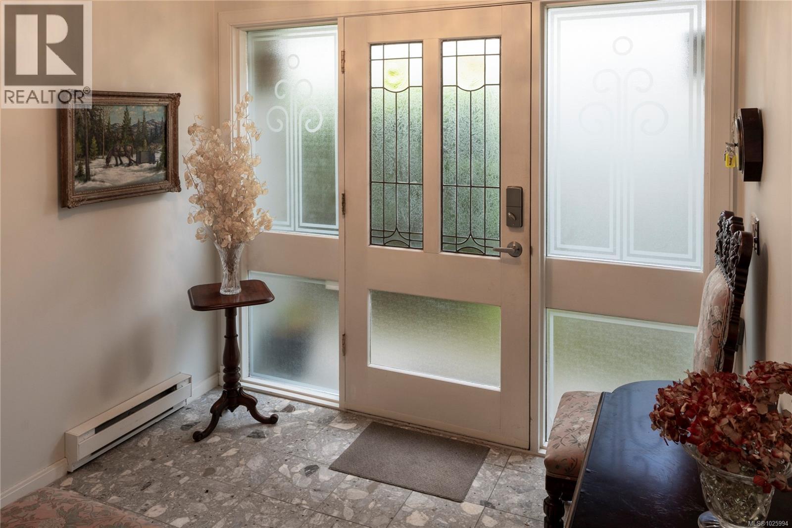 6 735 Moss Street, Victoria