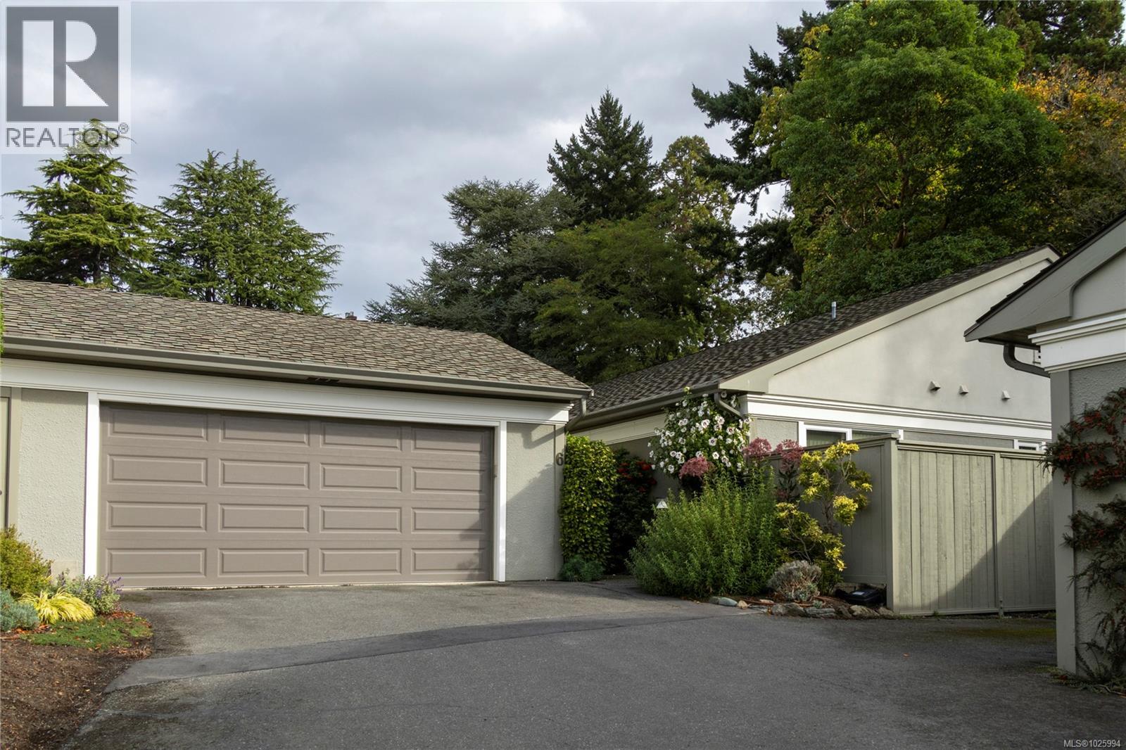 #6 735 Moss St - 22