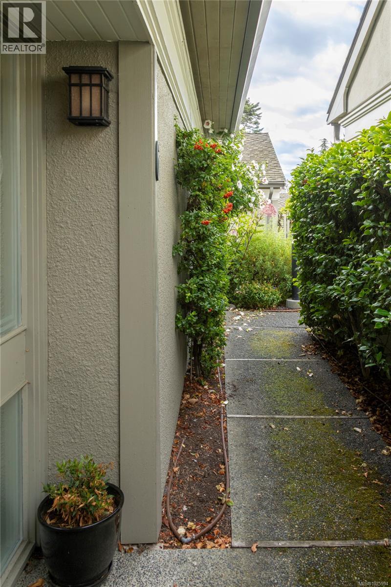 #6 735 Moss St - 23