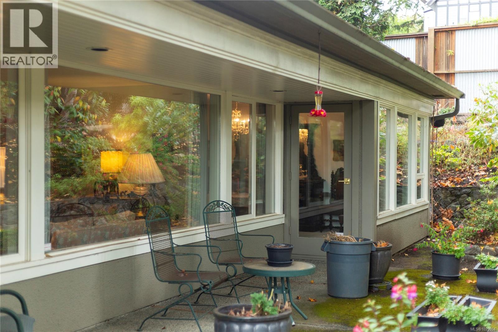 6 735 Moss Street, Victoria