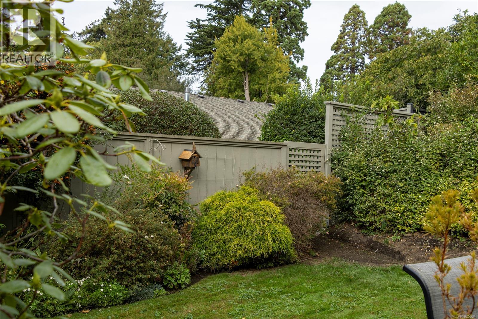 6 735 Moss Street, Victoria