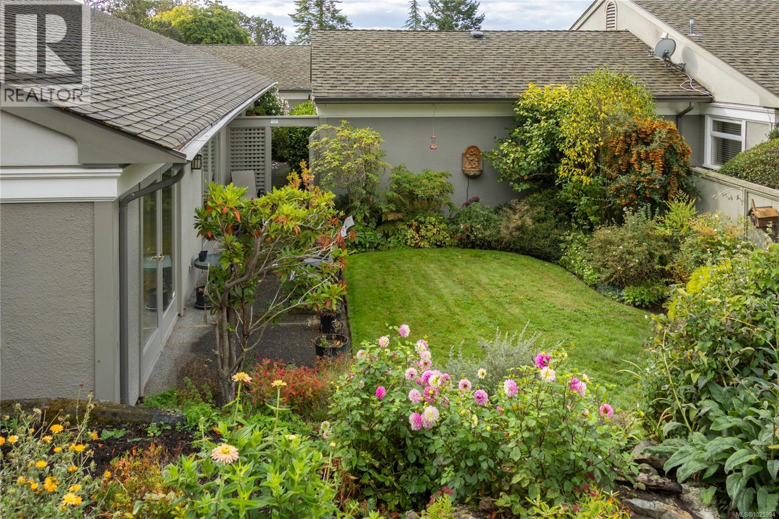 6 735 Moss Street, Victoria