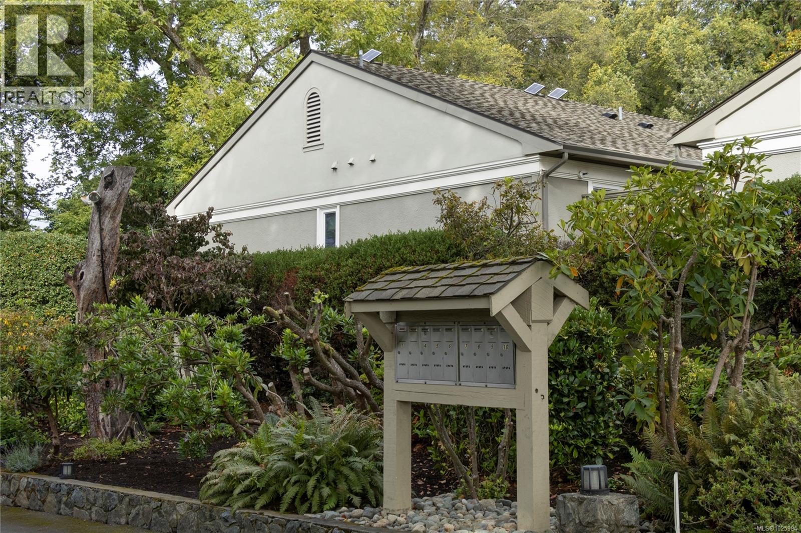 6 735 Moss Street, Victoria