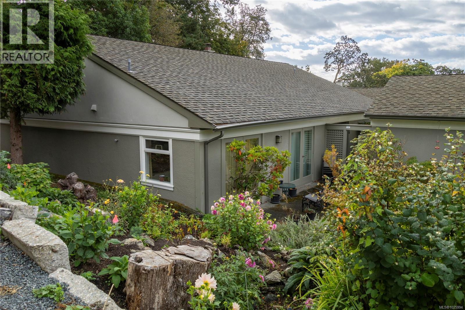 6 735 Moss Street, Victoria