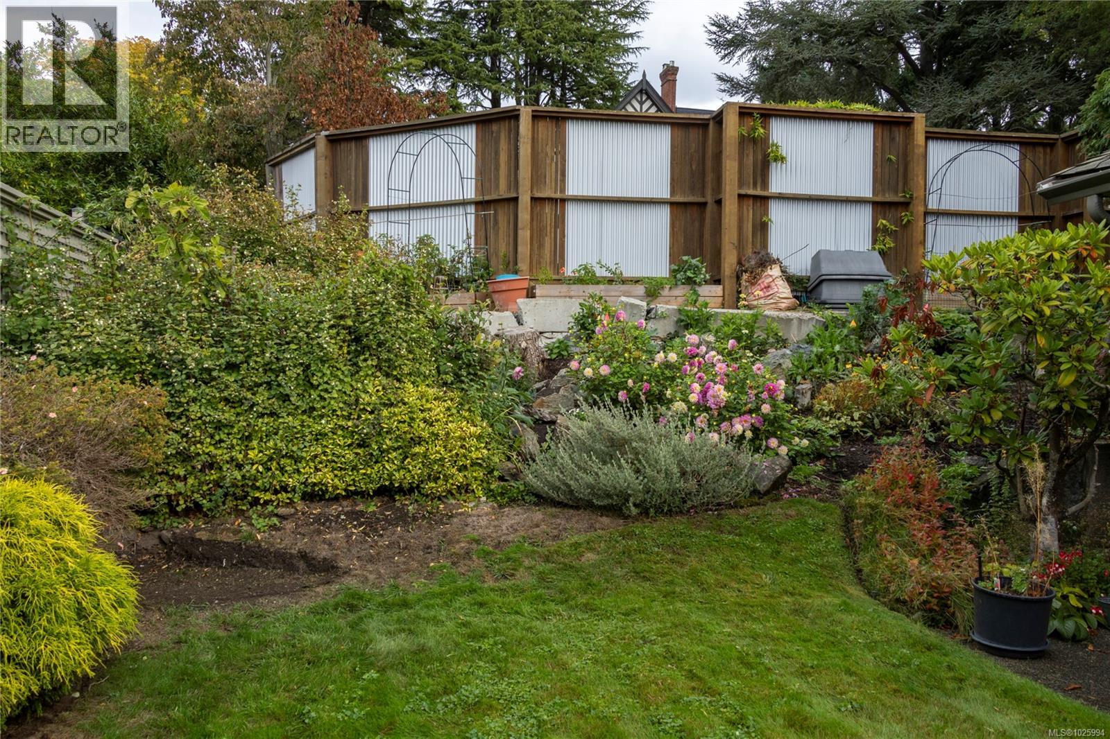 6 735 Moss Street, Victoria