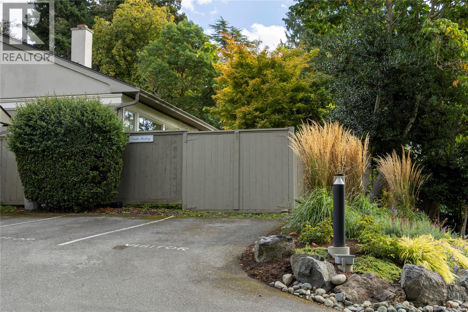 6 735 Moss Street, Victoria