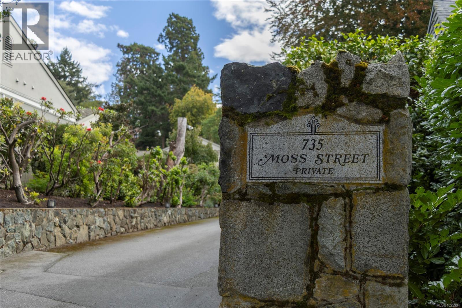 6 735 Moss Street, Victoria