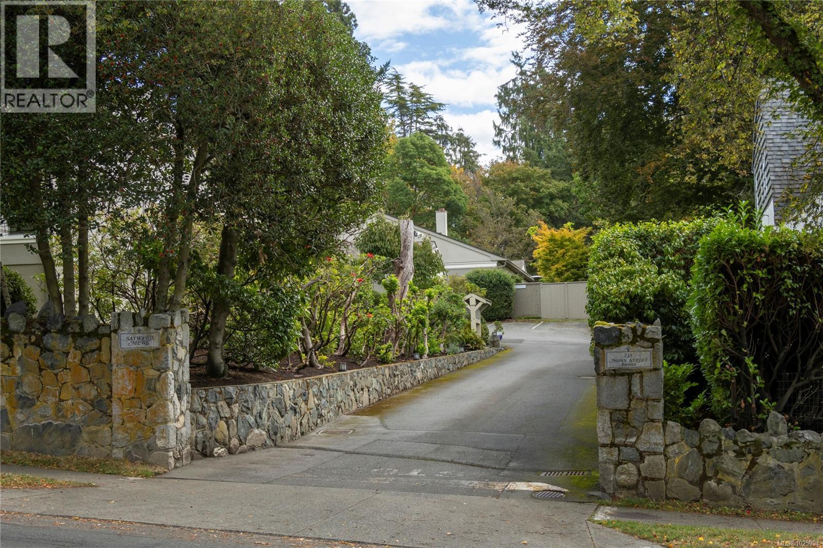 6 735 Moss Street, Victoria