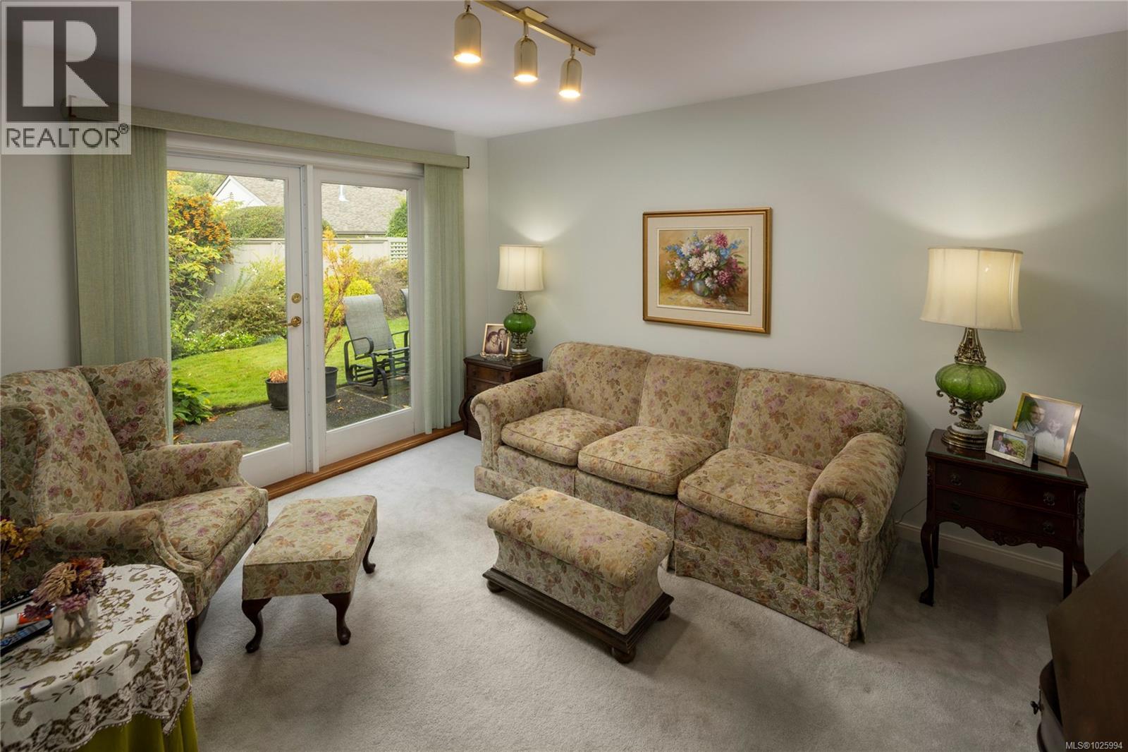 6 735 Moss Street, Victoria