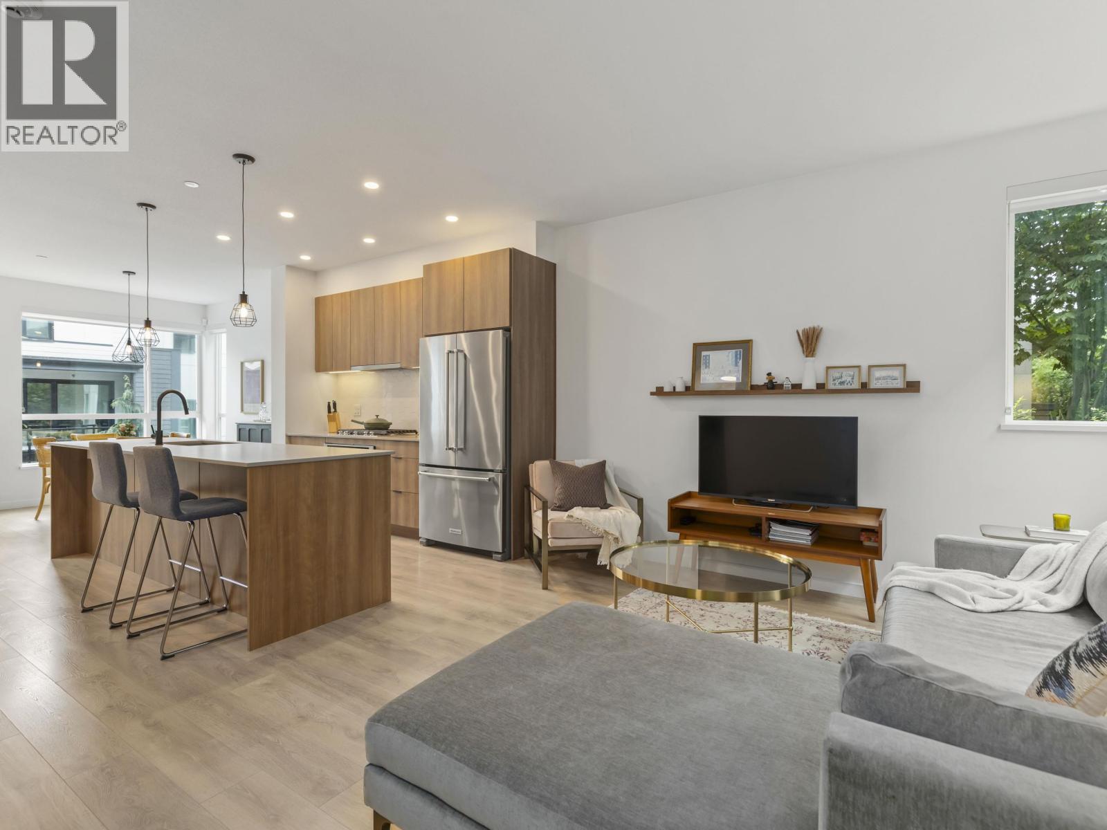 19 533 E 3RD STREET, North Vancouver