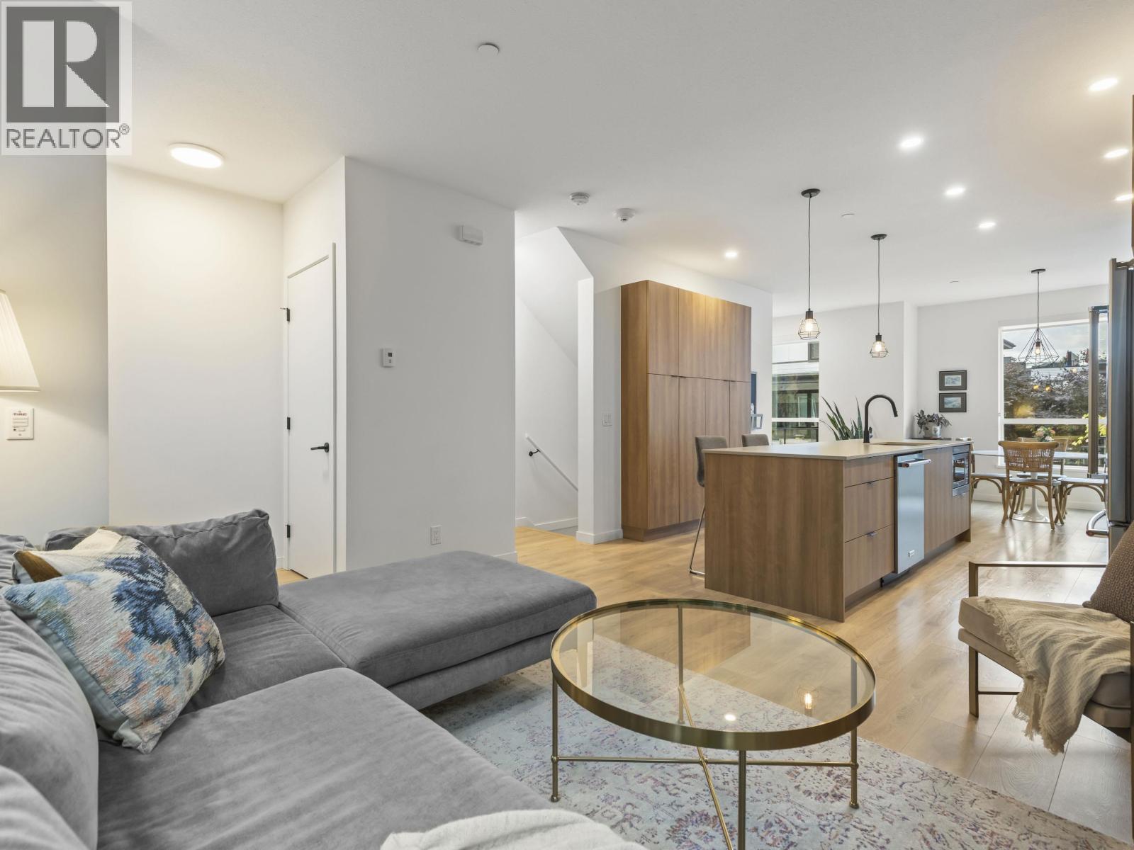 19 533 E 3RD STREET, North Vancouver