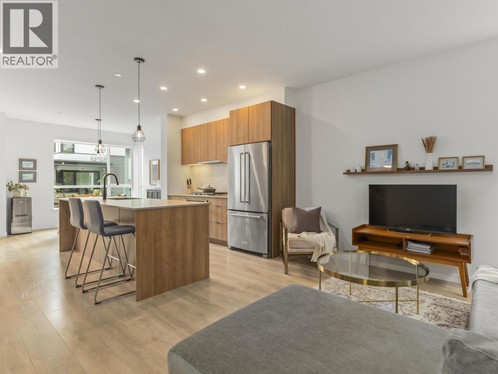 19 533 E 3RD STREET, North Vancouver