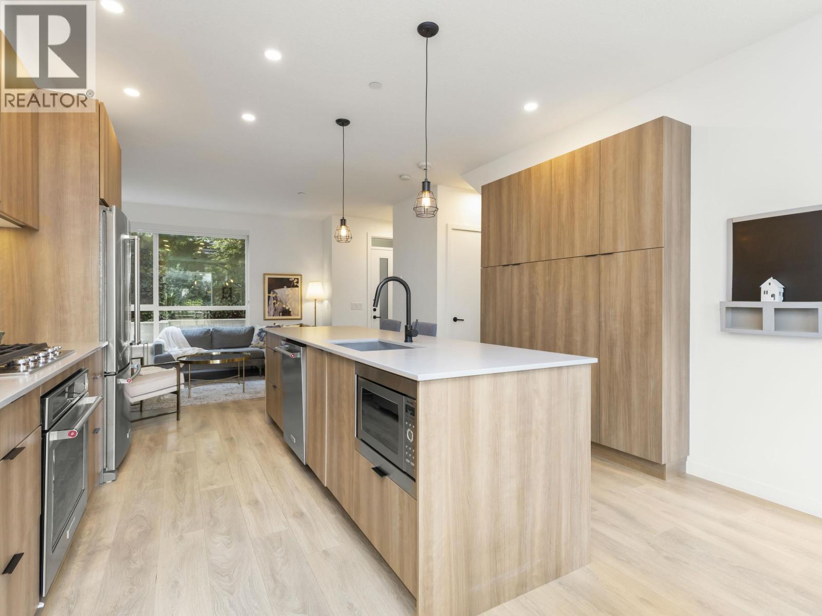 19 533 E 3RD STREET, North Vancouver