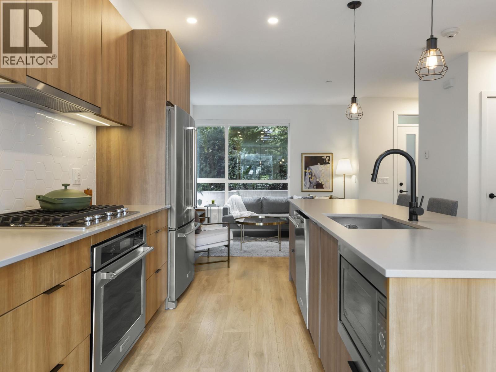 19 533 E 3RD STREET, North Vancouver