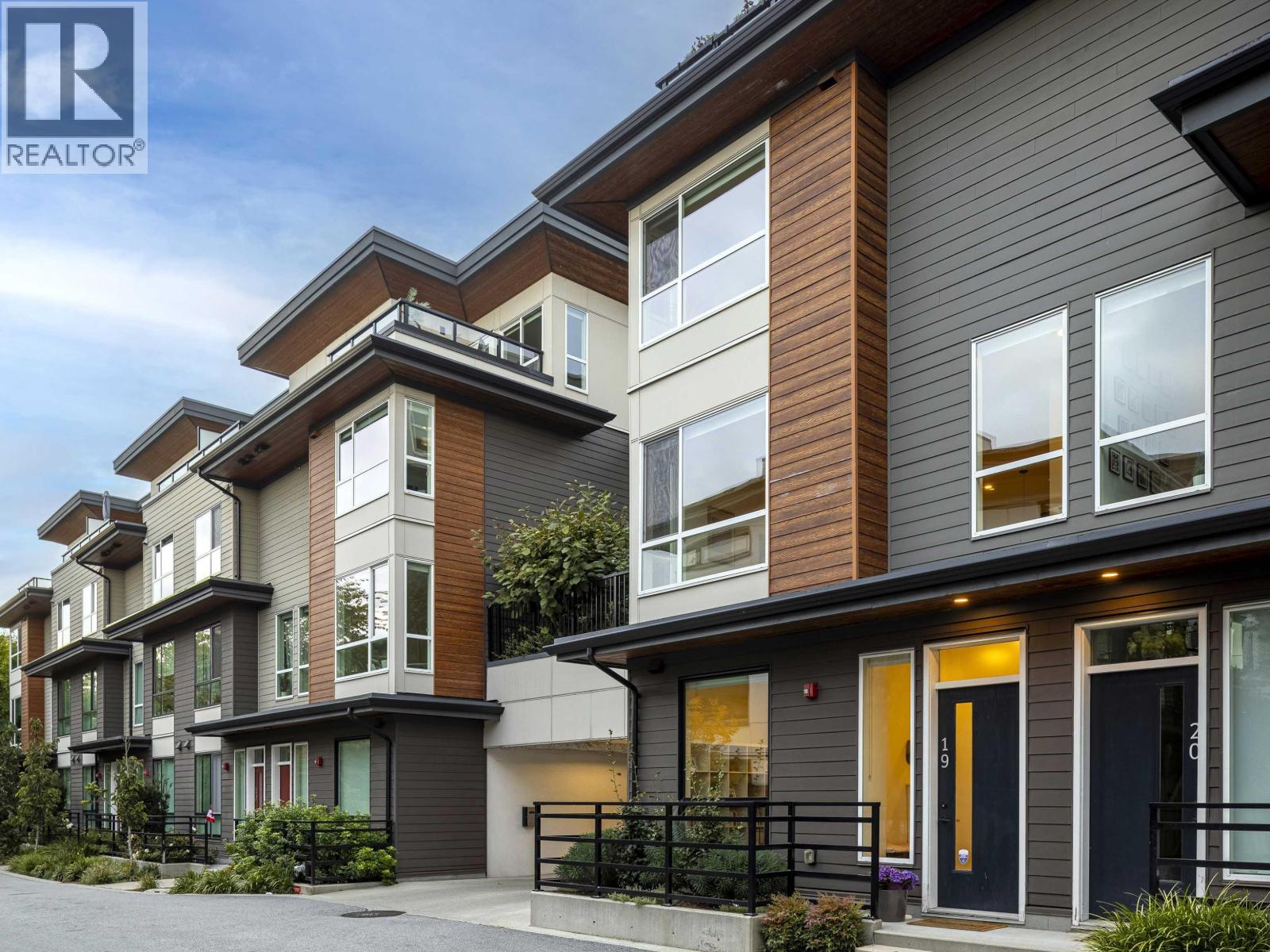 19 533 E 3RD STREET, North Vancouver