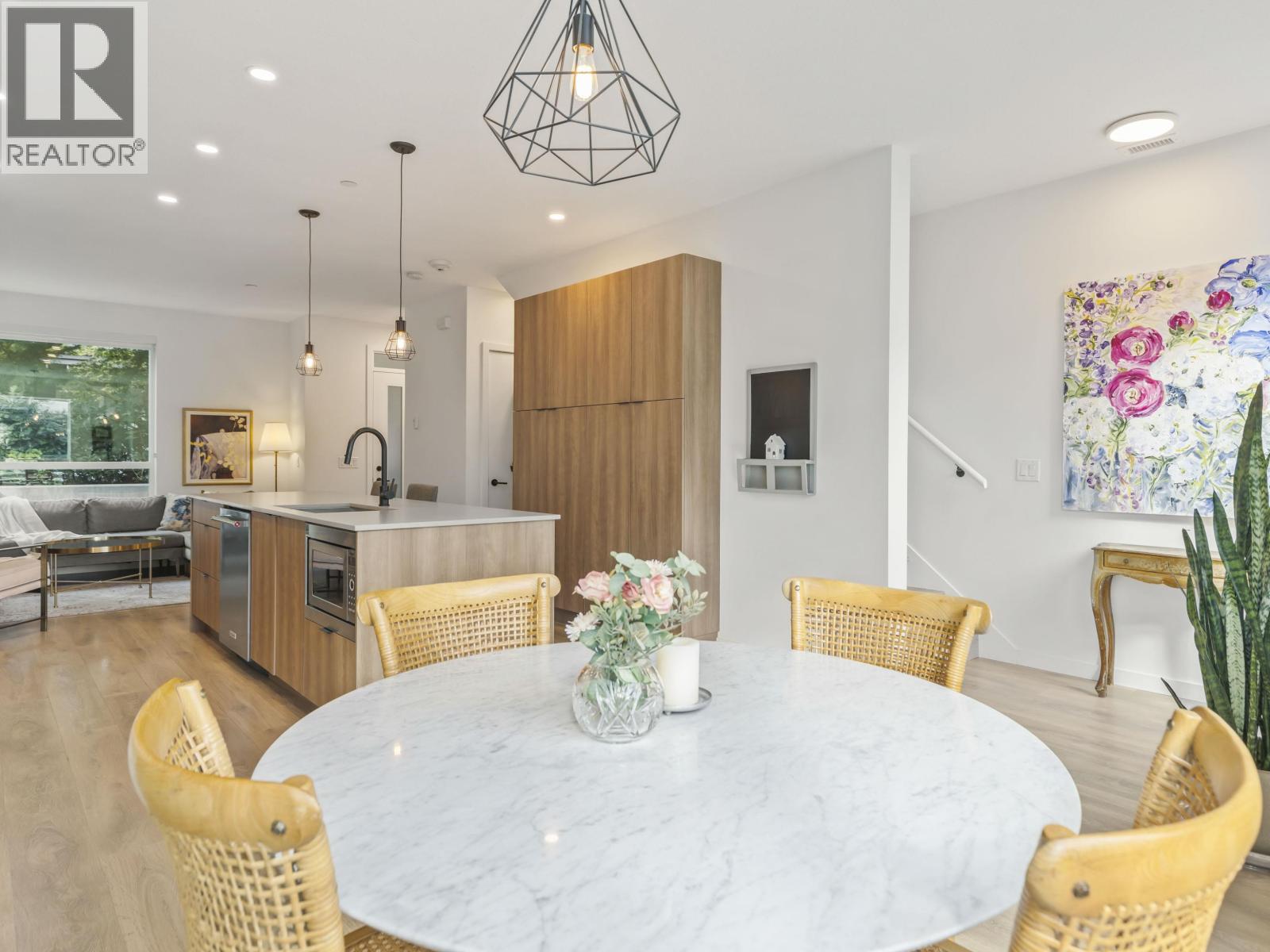 19 533 E 3RD STREET, North Vancouver