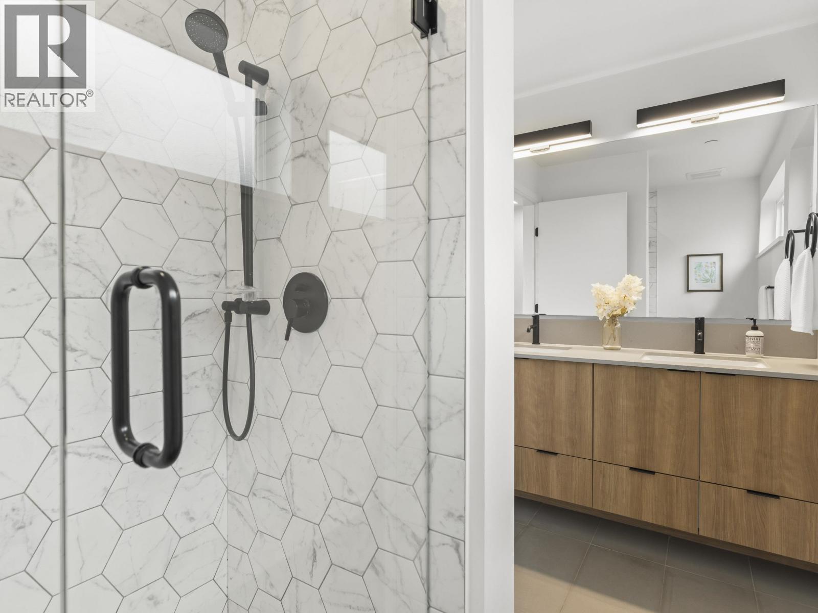 19 533 E 3RD STREET, North Vancouver