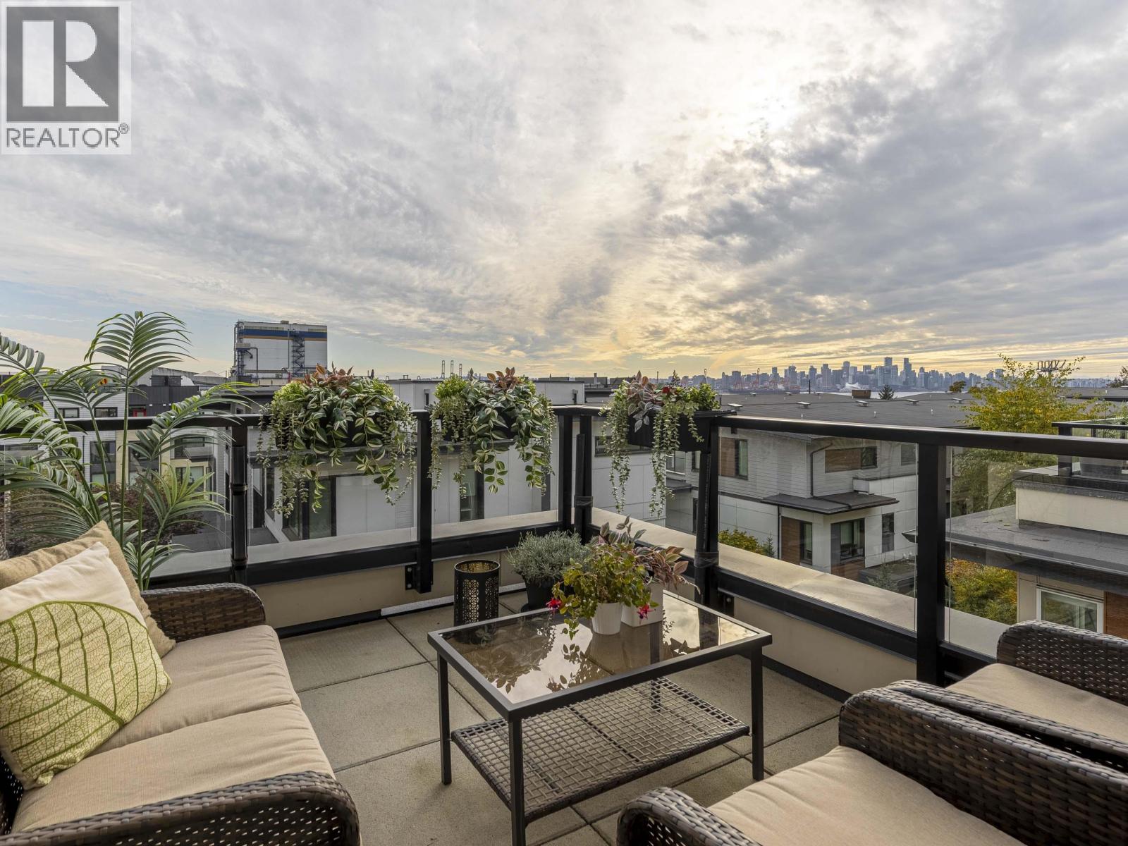 19 533 E 3RD STREET, North Vancouver