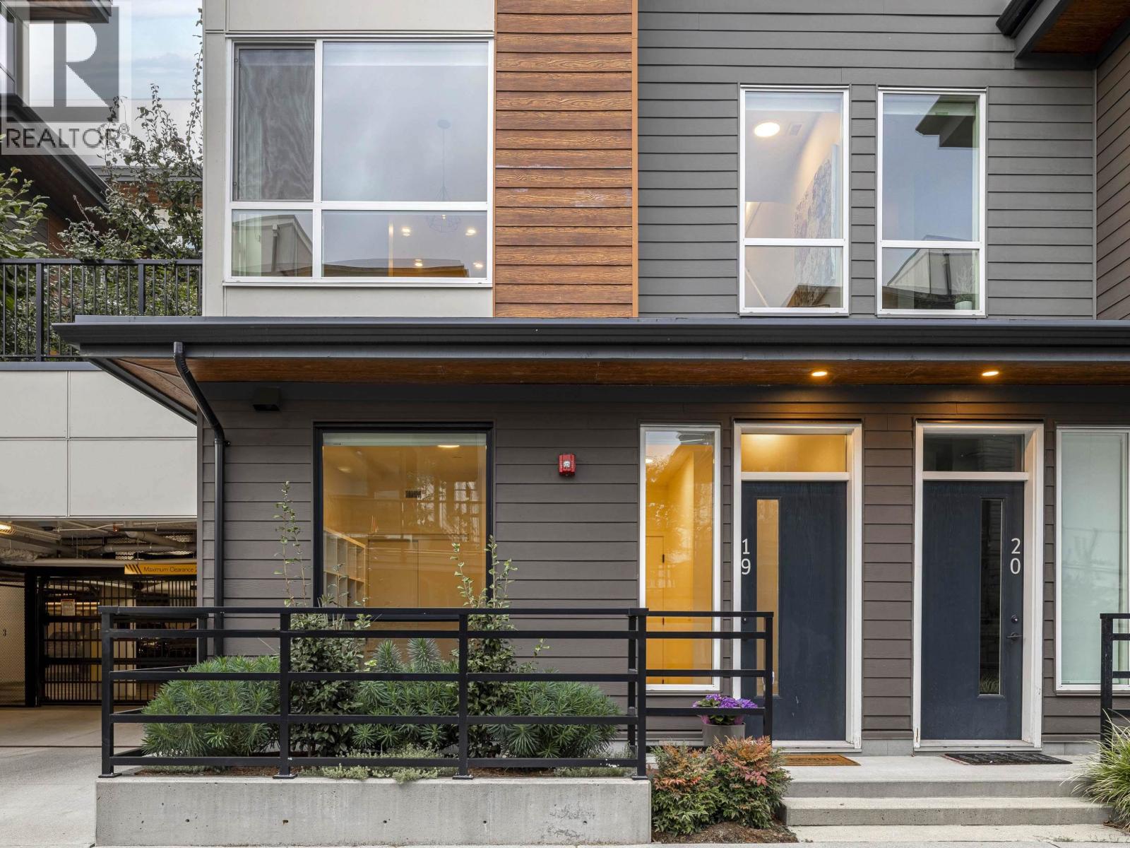 19 533 E 3RD STREET, North Vancouver