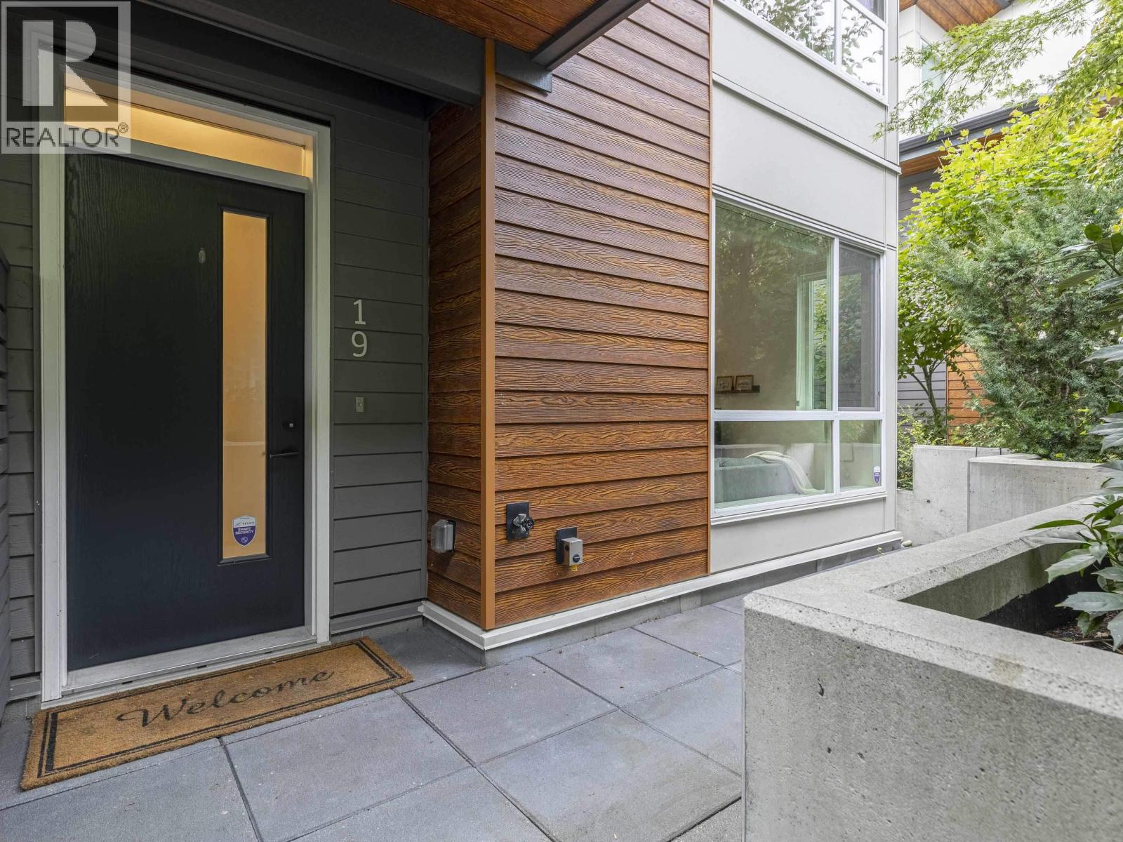 19 533 E 3RD STREET, North Vancouver