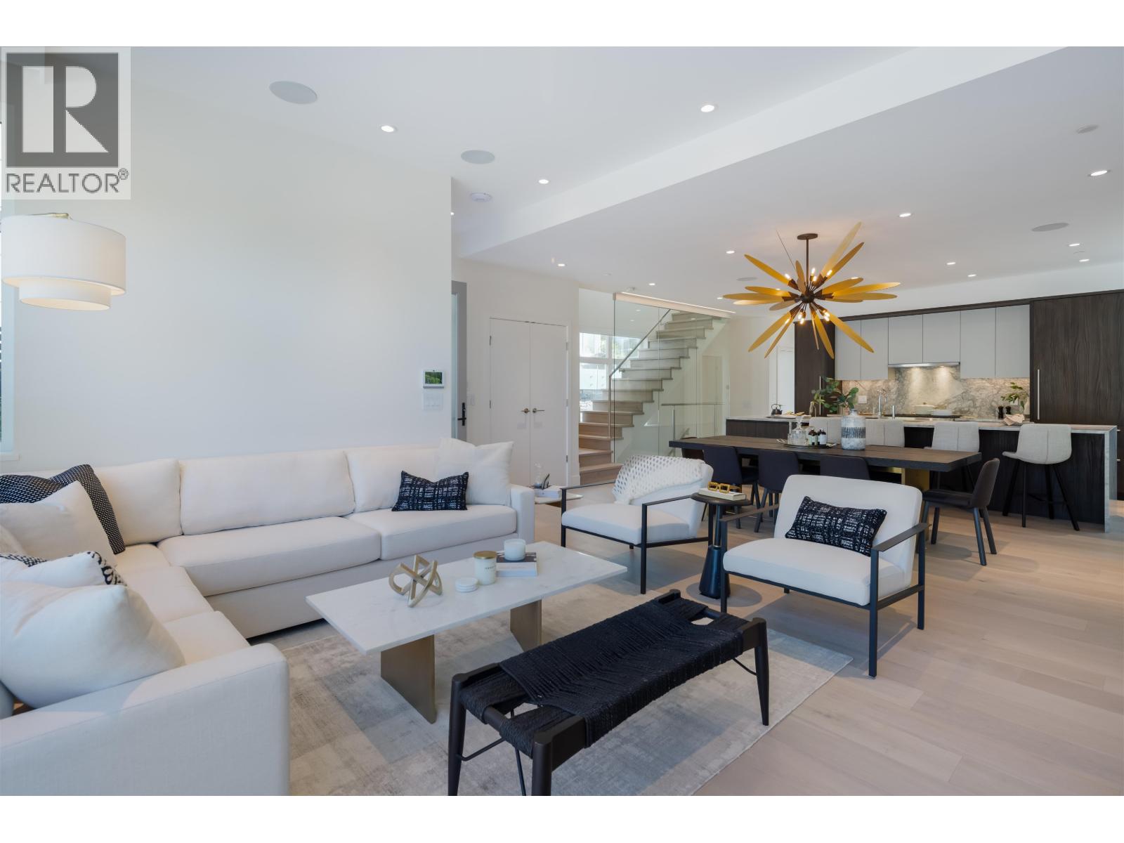 592 ARTHUR ERICKSON PLACE, West Vancouver