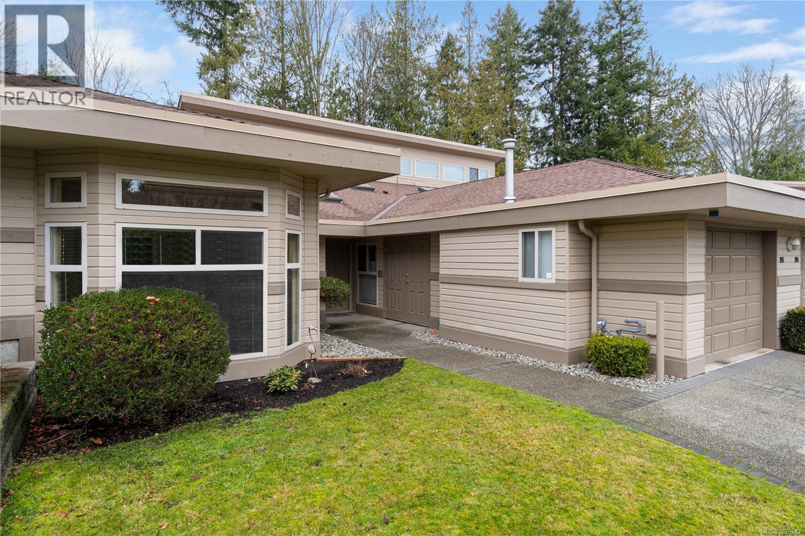 896 Lakes Blvd, Parksville