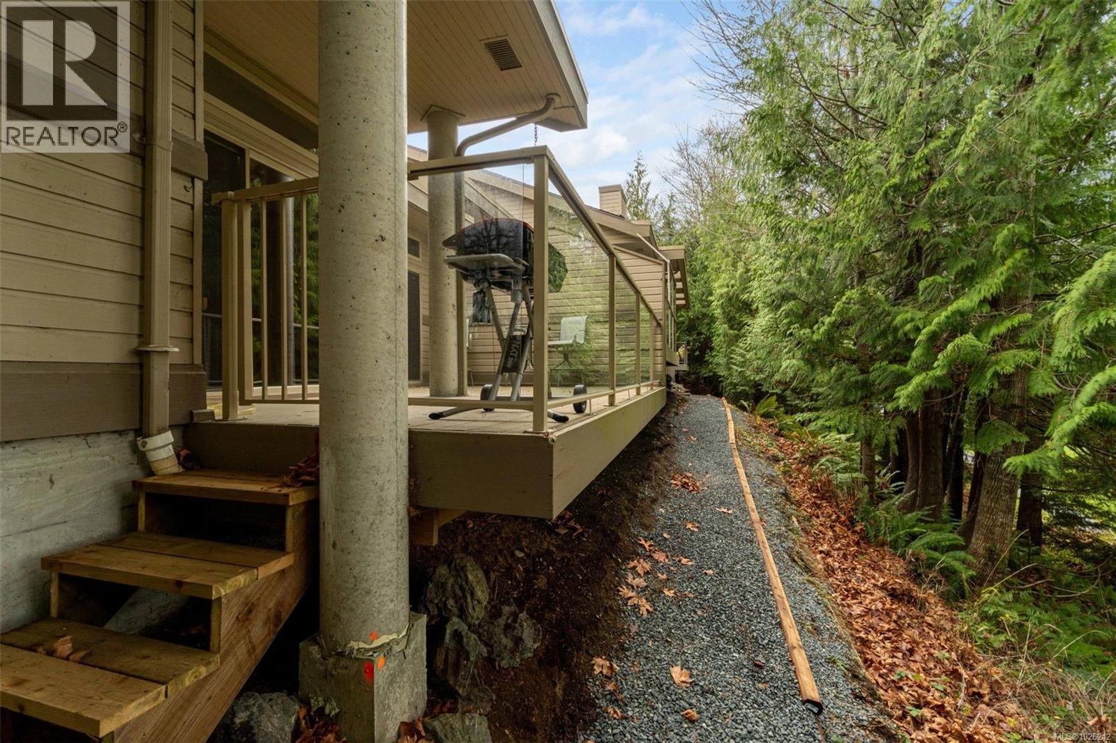 896 Lakes Blvd, Parksville