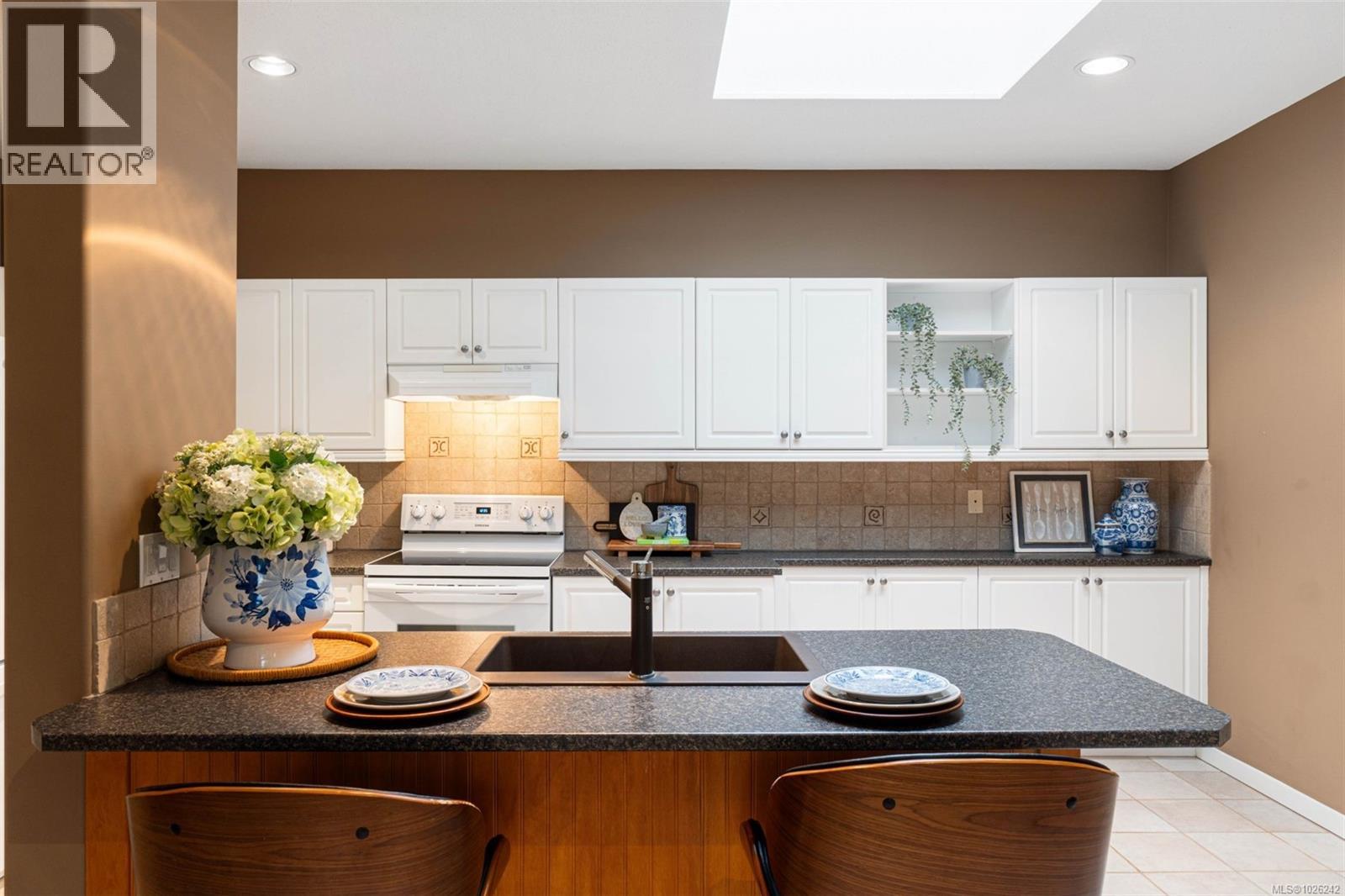 896 Lakes Blvd, Parksville