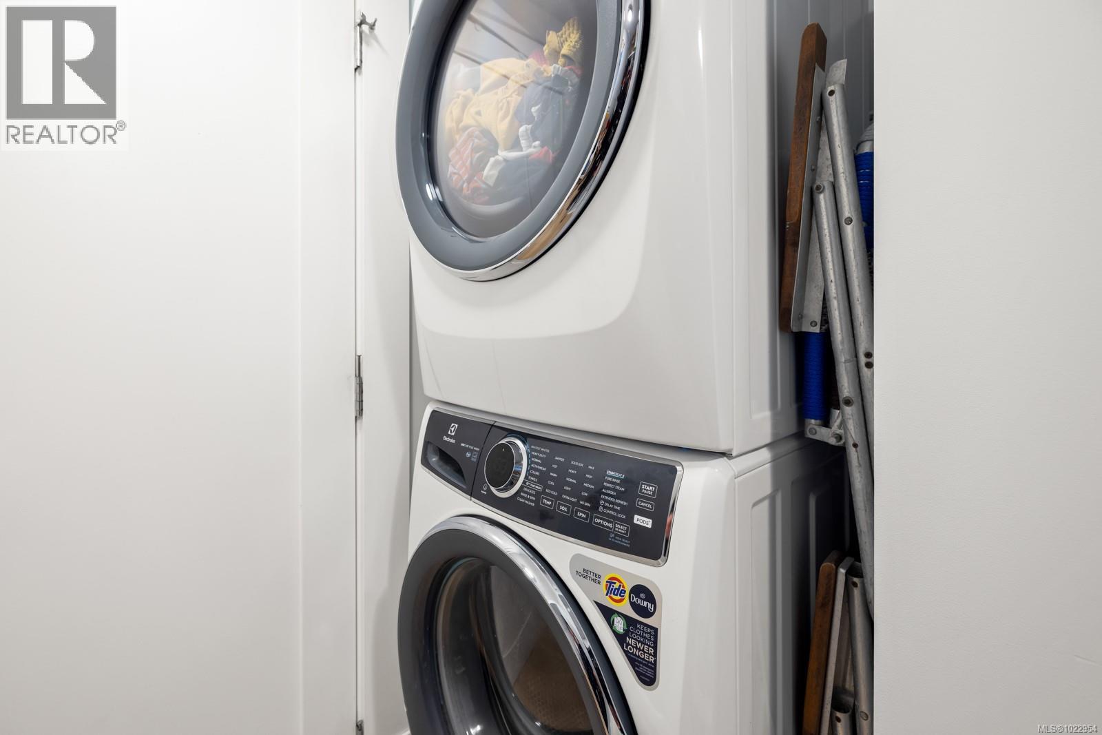  404 Constance Avenue, Esquimalt