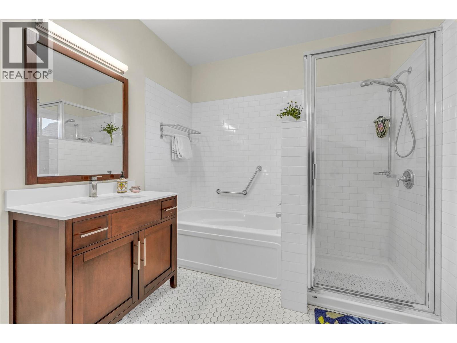 5733 Clark Street, Summerland