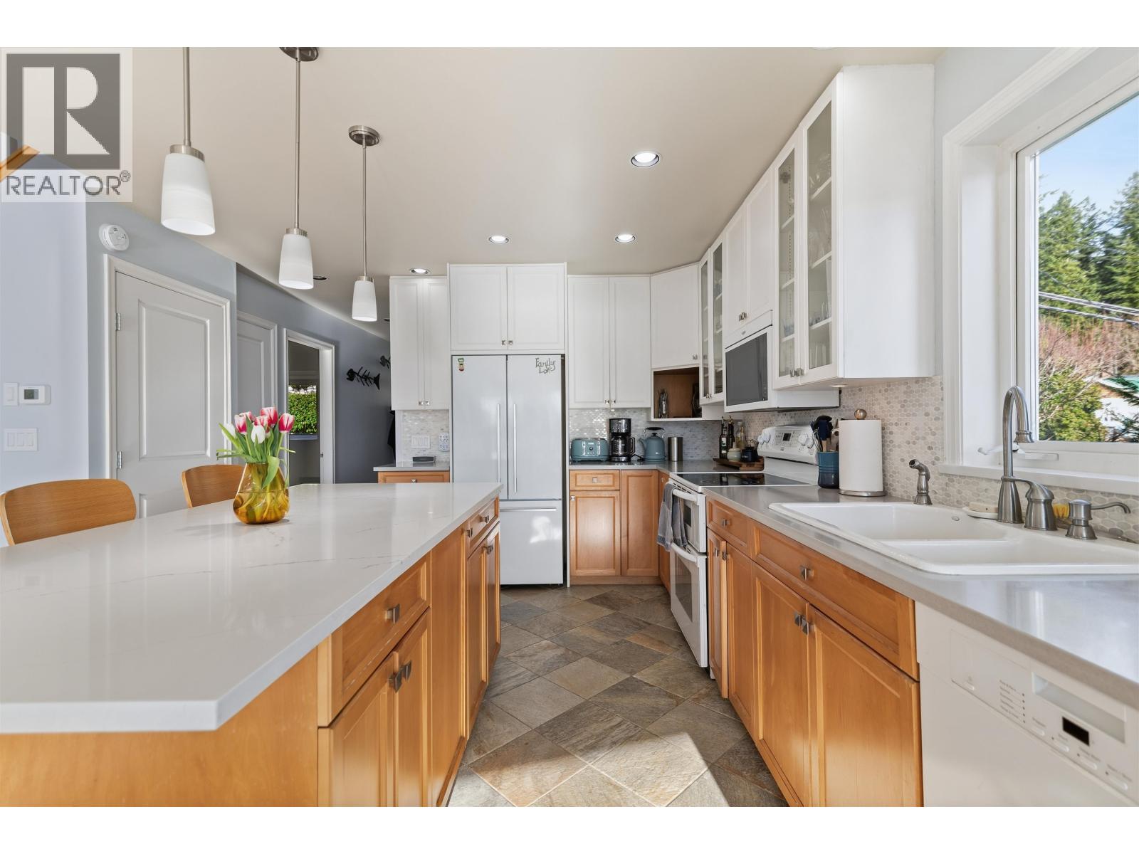 481 CENTRAL AVENUE, Gibsons