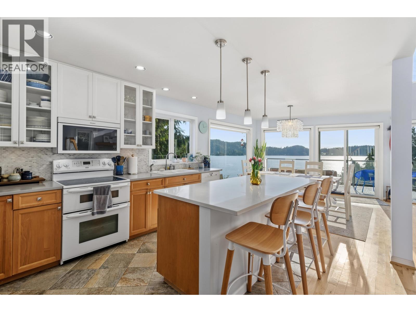 481 CENTRAL AVENUE, Gibsons