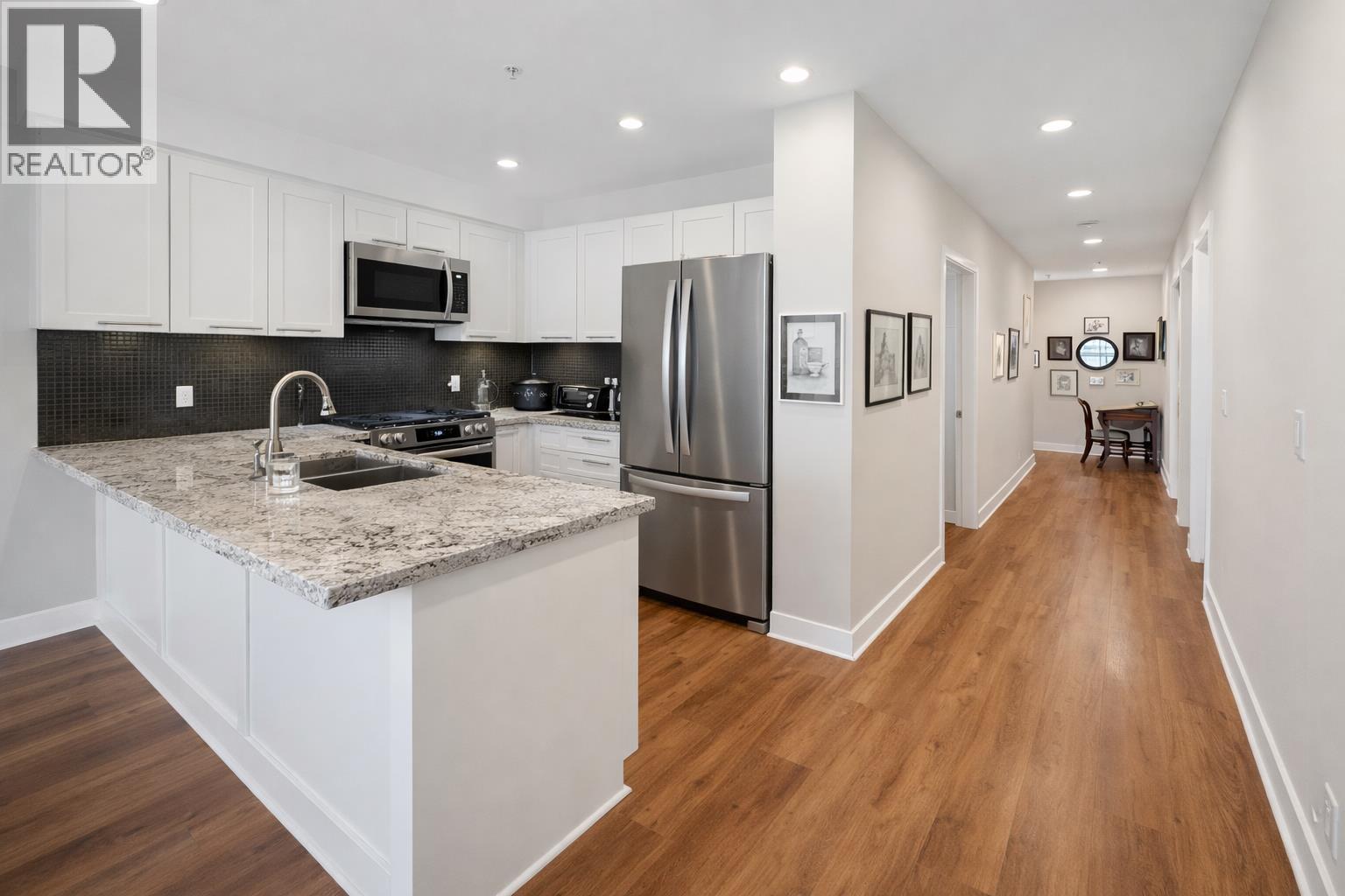 206 5665 TEREDO STREET, Sechelt