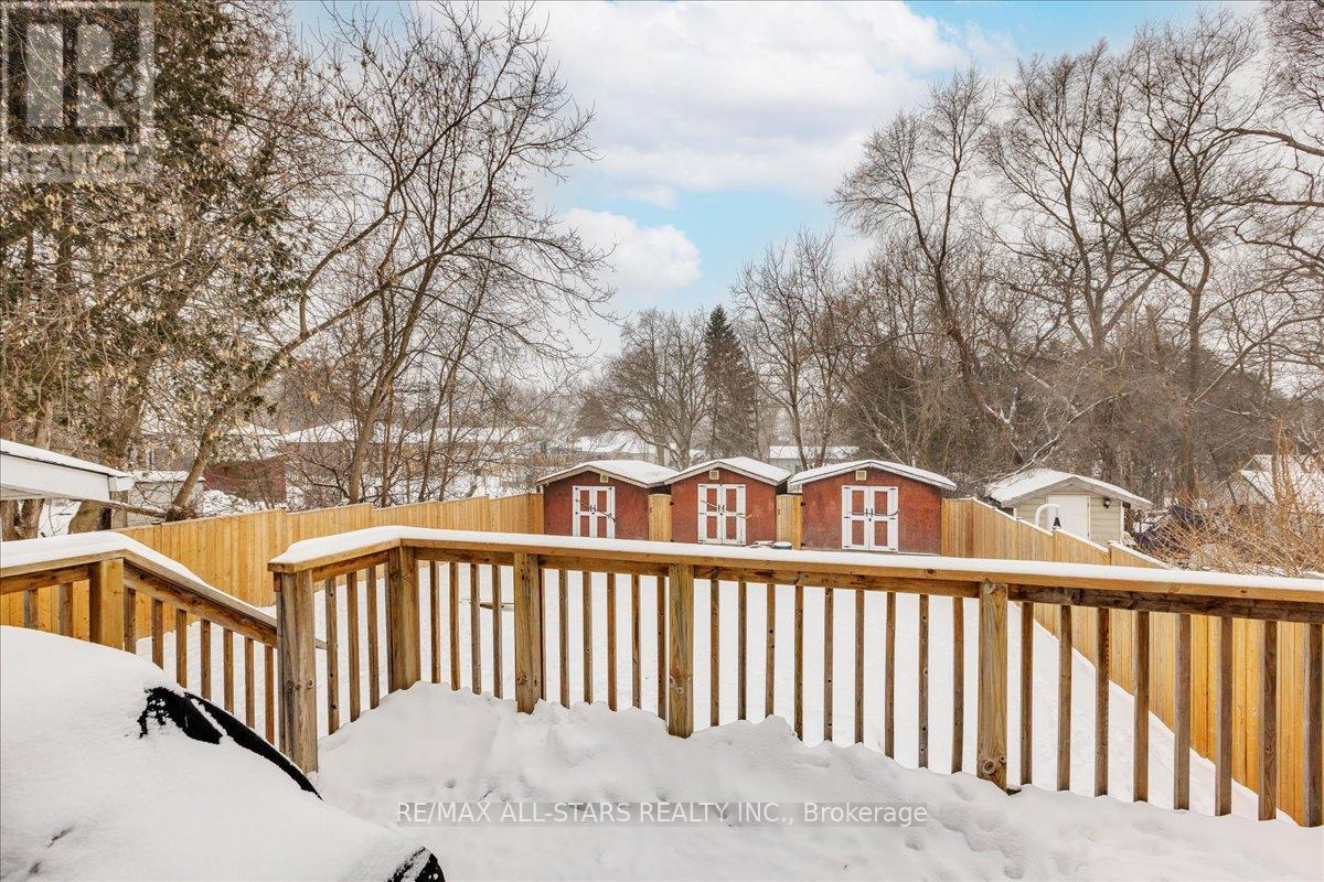 398 The Queensway photo 5